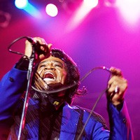 James Brown Dapat Kado Patung Perunggu